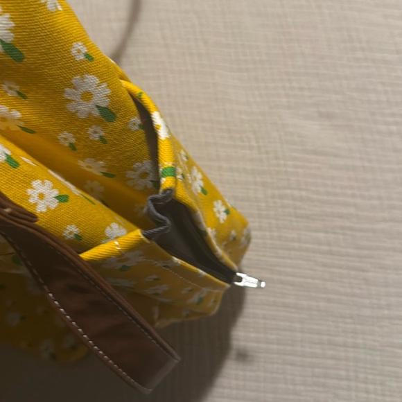 Maika Commuter Tote and mini pouch - Picture 4 of 9